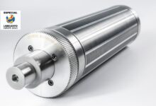 A Rotometal apresentou o novo cilindro magnético MCA, uma família de produtos que combina recursos padrão de cilindros MC com otimização de peso e custos de envio. A nova tecnologia mantém parâmetros cruciais da tecnologia padrão, garantindo resistência, durabilidade e precisão. Destaques 🔧 Inovação: Introdução do cilindro magnético MCA com benefícios de peso reduzido e menor custo de envio. 🛠️ Material de Alta Qualidade: Utilização de liga de alumínio aeroespacial para baixo peso, resistência e dureza. ⚙️ Aplicabilidade: Recomendado para cilindros acima de 120T, com redução de peso de cerca de 50% para facilitar montagem e armazenamento. 🧲 Força Magnética: Manutenção da força magnética ao longo da vida útil do produto. 🛠️ Preservação dos Parâmetros: Manutenção de padrões importantes, incluindo corpo resistente à corrosão e pistas endurecidas. 🔩 Facilidade de Montagem: Linha de montagem para montagem mais fácil de matriz flexível e possibilidade de pinos adicionais de proteção. 🎯 Precisão: Desvio axial preciso de -0,0004" e folga do cilindro de 0,0001", com entrega rápida.