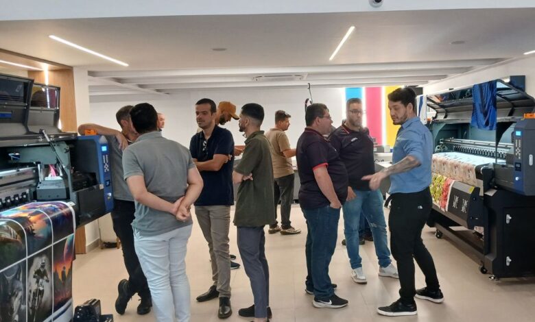 Mapel realiza open house com foco na tecnologia de sublimação, comunicação visual e participação na Fespa Brasil 2025